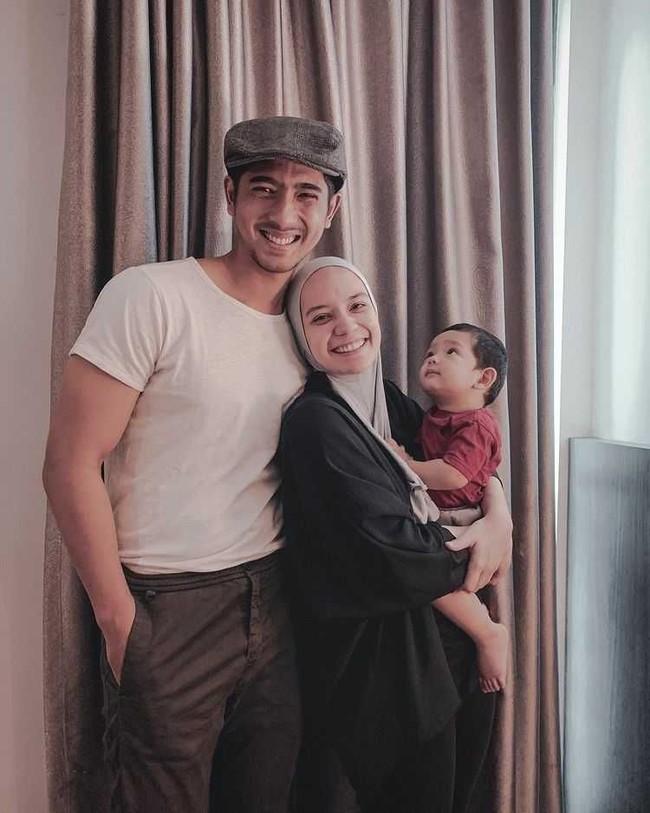 Peran Arya sebagai tokoh suami yang sangat cuek ternyata berbeda jauh dengan karakter aslinya. Seperti yang dapat terlihat, Arya seringkali membagikan momen-momen kebersamaannya dengan keluarga di media sosial. Foto: Instagram.com/arya.saloka