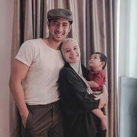 Peran Arya sebagai tokoh suami yang sangat cuek ternyata berbeda jauh dengan karakter aslinya. Seperti yang dapat terlihat, Arya seringkali membagikan momen-momen kebersamaannya dengan keluarga di media sosial. Foto: Instagram.com/arya.saloka