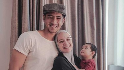 8 Potret Kebersamaan Arya Saloka & Keluarga, Beda Sama Peran di Ikatan Cinta