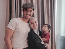 8 Potret Kebersamaan Arya Saloka & Keluarga, Beda Sama Peran di Ikatan Cinta