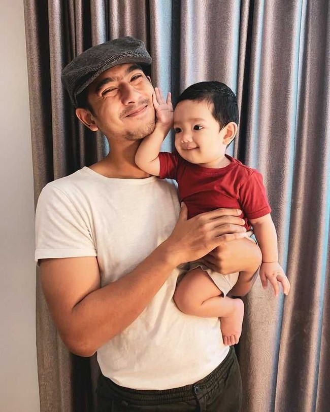 Nama Arya Saloka semakin popular setelah dirinya membintangi sinetron Ikatan Cinta. Dalam sinetron tersebut Arya berperan sebagai tokoh bernama Aldebaran yang merupakan sosok suami cuek. Foto: Instagram.com/arya.saloka