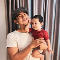 Nama Arya Saloka semakin popular setelah dirinya membintangi sinetron Ikatan Cinta. Dalam sinetron tersebut Arya berperan sebagai tokoh bernama Aldebaran yang merupakan sosok suami cuek. Foto: Instagram.com/arya.saloka