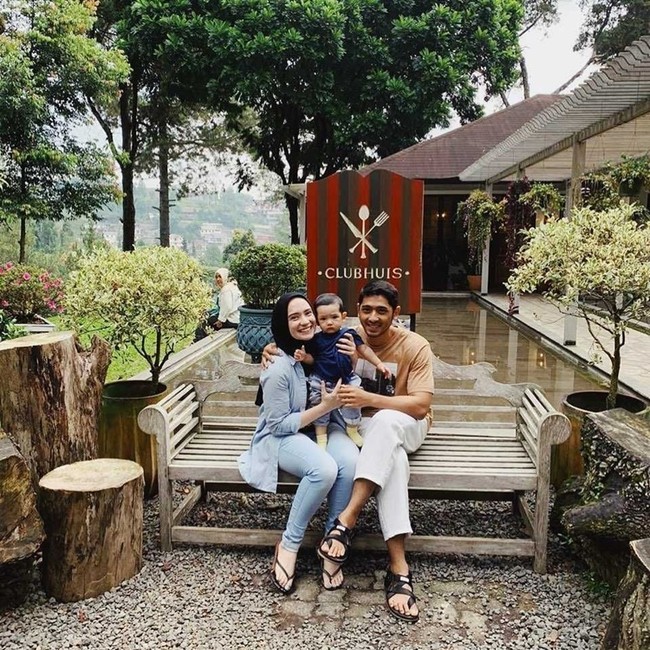 Momen saat Arya Saloka dan Putri Anne mengajak anaknya, Ibrahim Jalal jalan-jalan. Ketiganya terlihat kompak banget nih.. Foto: Instagram.com/putriannesaloka