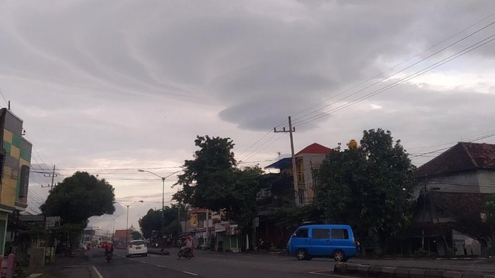 Awan lenticular kembali muncul di Pasuruan. Penampakan awan yang terlihat indah itu diabadikan netizen dan dibagikan ke media sosial.