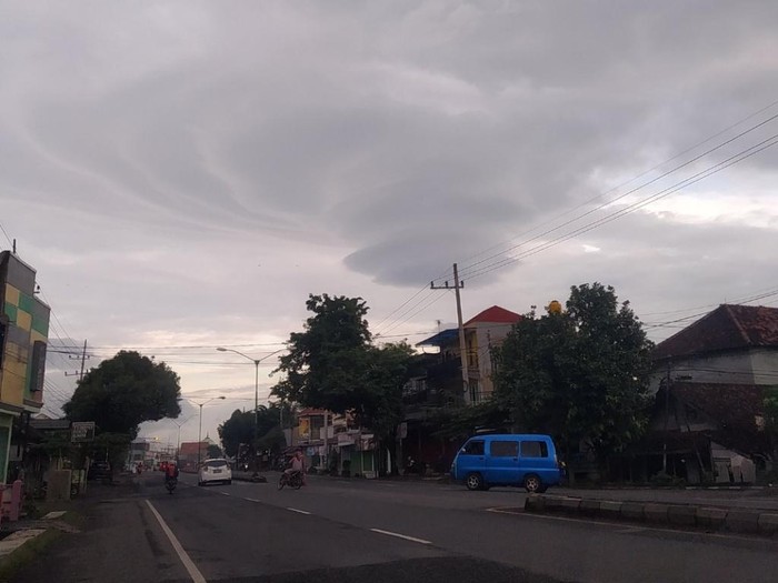 Awan lenticular kembali muncul di Pasuruan. Penampakan awan yang terlihat indah itu diabadikan netizen dan dibagikan ke media sosial.