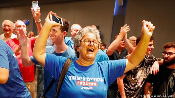 Pendukung Partai Buruh Israel saat merayakan terpilihnya Avi Gabbay sebagai ketua umum, Juli 2017.
