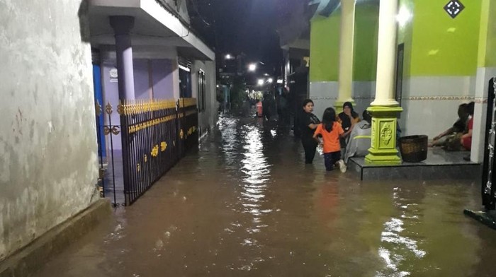 Sejumlah sungai di Kabupaten Pasuruan wilayah barat meluap akibat hujan deras. Luapan sungai menyebabkan banjir di permukiman sekitarnya.
