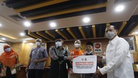 Bantuan sebesar Rp1 miliar ini hasil pemotongan gaji anggota dewan PKS dari pusat hingga daerah. Pemotongan gaji kali ini diharapkan bisa meringankan beban masyarakat korban bencana.