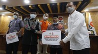 Penyerahan bantuan dilakukan di Kantor Fraksi PKS DPR RI, dihadiri oleh Pimpinan dan Anggota Fraksi PKS yaitu Jazuli Juwaini, Ledia Hanifa Amaliah, Adang Daradjatun, Netty Prastyani, Nasir Djamil, Sahrul Aidi Mazaat, Hamid Noor Yasin, dan disaksikan Pimpinan dan Anggota Fraksi PKS Daerah (virtual), serta Koordinator wilayah PKS Prov. Kalimantan Selatan, Prov. Sulawesi Barat, dan Prov. Jawa Timur.