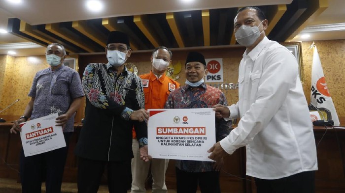 Bantuan Korban Bencana Terus Mengalir Fraksi PKS DPR RI menyerahkan bantuan bagi masyarakat yang tertimpa musibah bencana alam di Kalimantan Selatan, Sulawesi Barat, dan Jawa Timur.
