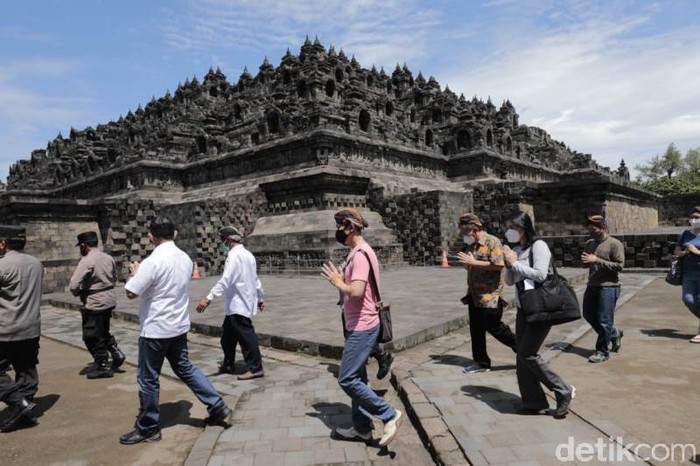 Biksu di Candi Borobudur Biksu di Candi Borobudur