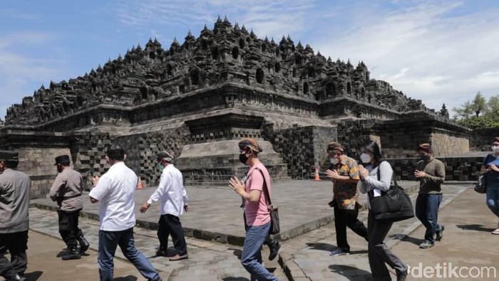Biksu di Candi Borobudur