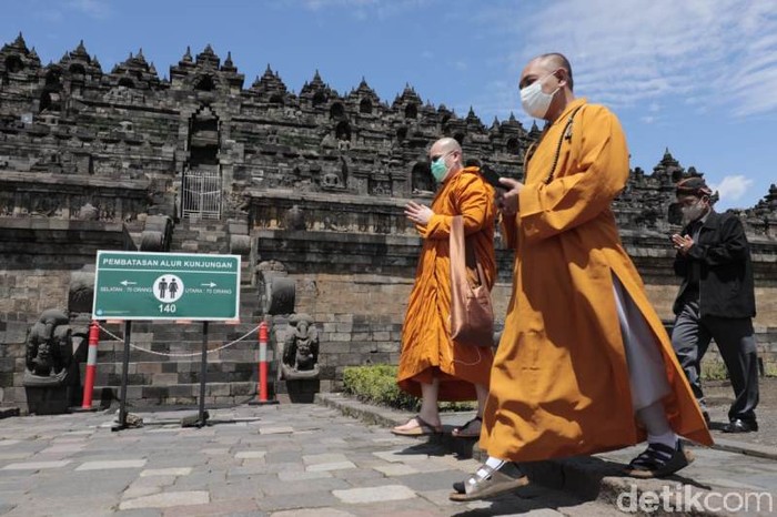 Biksu di Candi Borobudur
