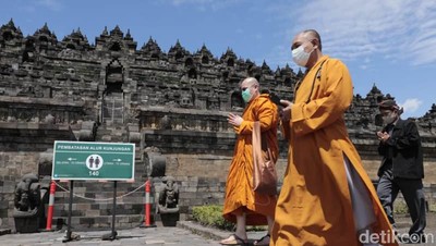 Momen Para Biksu Borobudur Doakan Pandemi Segera Berakhir