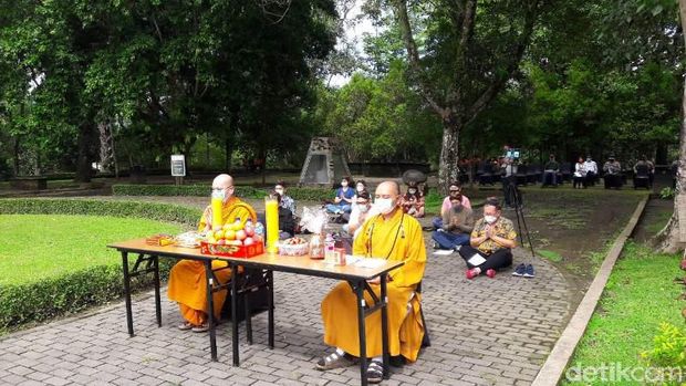 Biksu di Candi Borobudur