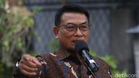Moeldoko membuat pengandaian, diibaratkan dia punya pasukan bersenjata. Menurutnya, tak mungkin dia menodong kader-kader Demokrat untuk mendukungnya.