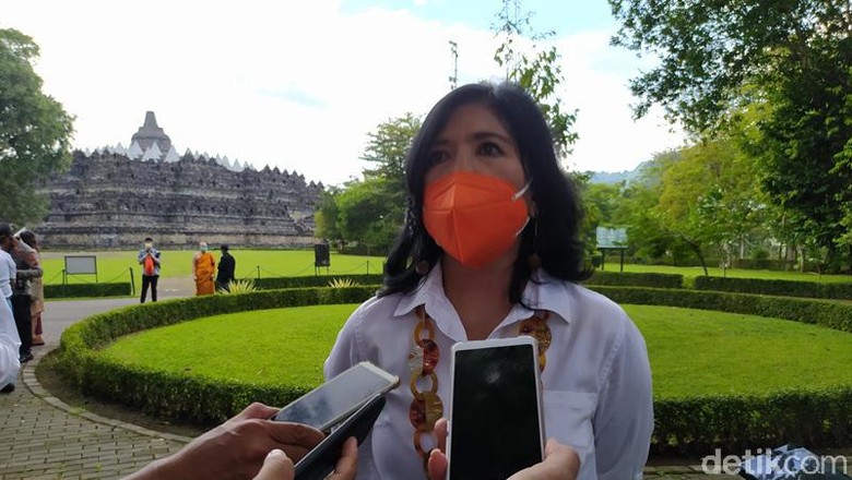 Candi Borobudur dan Sekretaris Perusahaan PT Taman Wisata Candi Borobudur, Prambanan dan Ratu Boko, Emilia Eny Untari Candi Borobudur dan Sekretaris Perusahaan PT Taman Wisata Candi Borobudur, Prambanan dan Ratu Boko, Emilia Eny Untari