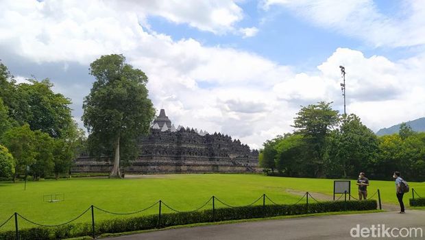 Candi Borobudur dan Sekretaris Perusahaan PT Taman Wisata Candi Borobudur, Prambanan dan Ratu Boko, Emilia Eny Untari