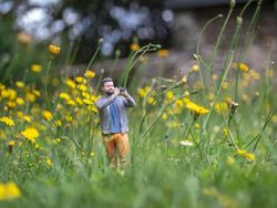 Super Kreatif! Fotografer Motret Diri Sendiri di Dunia Miniatur