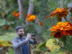 Super Kreatif! Fotografer Motret Diri Sendiri di Dunia Miniatur