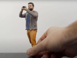 Super Kreatif! Fotografer Motret Diri Sendiri di Dunia Miniatur