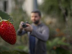 Super Kreatif! Fotografer Motret Diri Sendiri di Dunia Miniatur