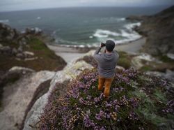 Super Kreatif! Fotografer Motret Diri Sendiri di Dunia Miniatur