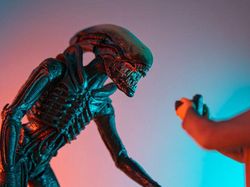 Super Kreatif! Fotografer Motret Diri Sendiri di Dunia Miniatur