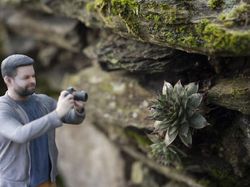 Super Kreatif! Fotografer Motret Diri Sendiri di Dunia Miniatur