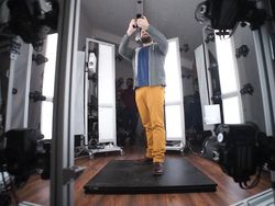 Super Kreatif! Fotografer Motret Diri Sendiri di Dunia Miniatur