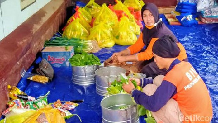 dapur umum di lokasi longsor di bondowoso