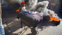 Unjuk rasa menuntut pengunduran diri Presiden Jovenel Moise itu berakhir ricuh karena demonstran melakukan aksi bakar ban bekas di tengah jalan.
