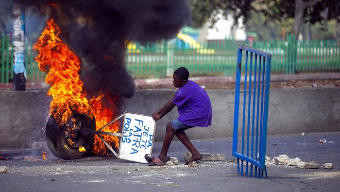 Demo menuntut Presiden Haiti Jovenel Moise mundur berlangsung ricuh. Demonstran melakukan aksi bakar ban bekas di jalanan Port-au-Prince, Haiti.