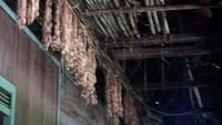 sebagian atribut-atribut upacara telah terpasang di dinding lamin