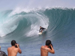 5 Spot Surfing Terbaik di Indonesia