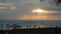Pantai Seminyak (Sumber: blog.travelpod.com)