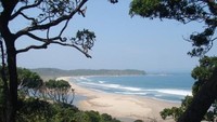 Pantai Sawarna (sumber: gulabeureum.blogspot.com)