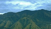 matahari mulai terbenam di sore hari