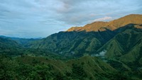pemandangan senja di sepanjang jajaran Gunung Nona