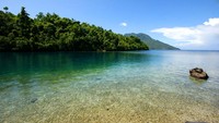 Air yang tampak menyegarkan sangat menggoda saya untuk segera menceburkan diri.