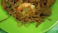 Si kepiting malu-malu mengintip dari sela mie.