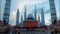 Payung raksasa seperti di Masjid Nabawi (bijakhati.wordpress.com)