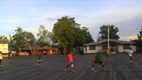 Bermain bola di atas papan alun-alun kota