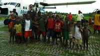 Bersama anak-anak di Bandara Ewer, Kab. Asmat