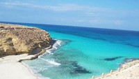 Pantai Ageeba dilihat dari atas (ummuammar76.blogspot.com)