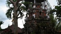 Padmasana besar yang menyambut kami