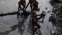 Anak-anak Agats sedang bermain di sungai