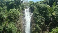 Air Terjun Jurang Nganten Juga disebut sebagai Air Terjun Songgo Langit yang Artinya Penopang Langit. Lihatlah langit itu seperti bertumpu pada Air Terjun ini