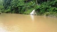 Air terjun mini di pinggir kali oya sebelah selatan air terjun sri Gethuk