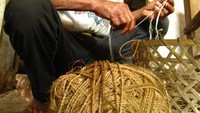 Membuat benang dari serat nanas